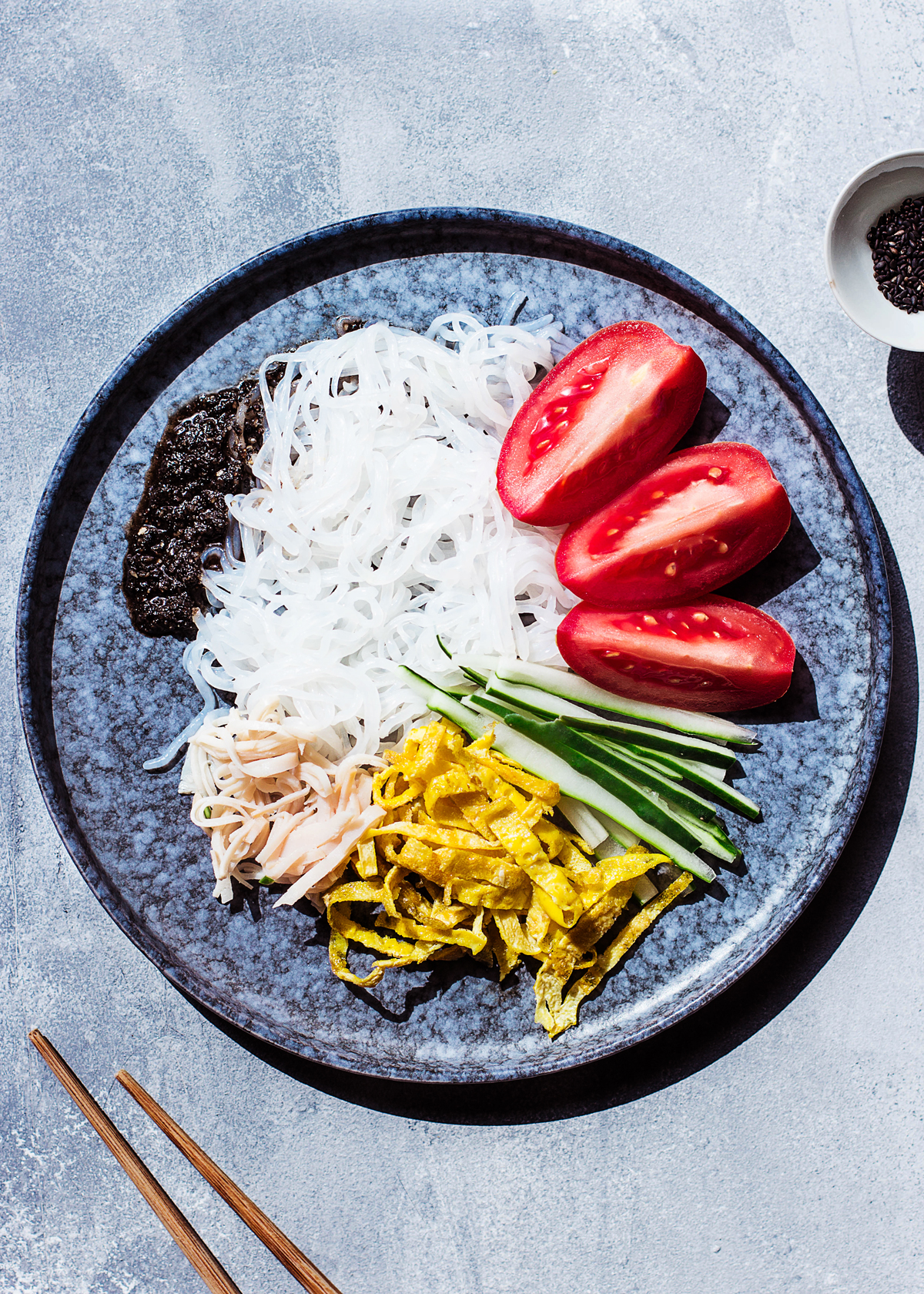 Receita para salada de macarrão shirataki com molho de gergelim negro doce